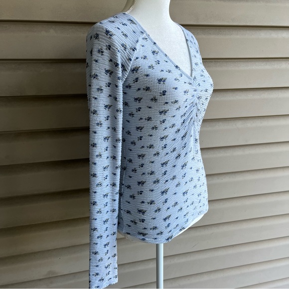 •Hollister• Floral V-Neck Soft Knit Top - Size Large - Picture 4 of 8